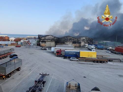 In fiamme il porto di Ancona. Il sindaco: "Finestre serrate, non uscite"