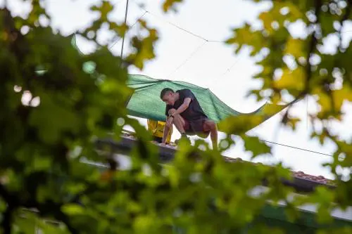 Sgombero all'ex asilo occupato Gli anarchici si rifugiano sul tetto