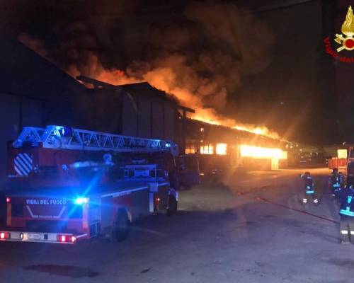 Vasto incendio nel porto di Ancona