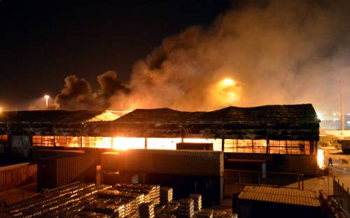 Ancona, incubo di fuoco. Maxi incendio al porto e nube nera sulla città