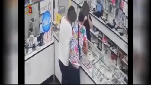 Presi due romeni Si filmavano durante le rapine