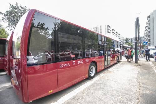 I bus cambiano colore: da rossi diventano gialli per sponsorizzare il M5s