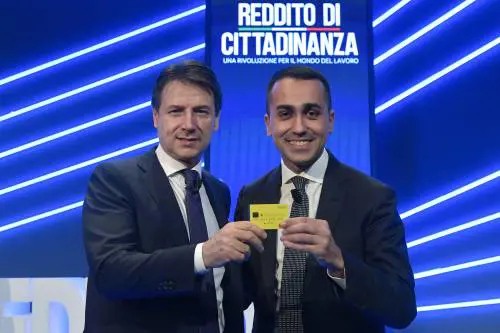 Dalla Romania in Italia per il reddito grillino. C’è l’ombra di un racket
