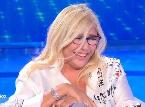 "A c... tu non sei messa bene". Il post choc gela Mara Venier