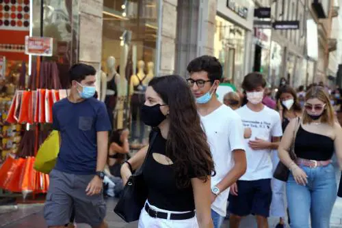 Virus, nel Regno Unito si fanno beffe di noi: ma sprofondano sotto il Covid-19