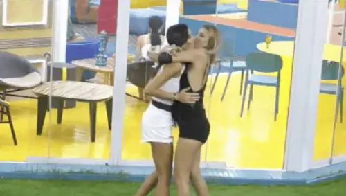 Gf Vip, scatta il primo bacio tra Elisabetta Gregoraci e Myriam Catania