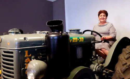 Lo scivolone della Bellanova: in posa sul trattore a lodare i suoi stessi flop