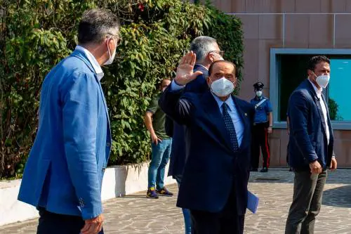 Berlusconi in isolamento vota da Arcore. E incita i suoi a recarsi ai seggi