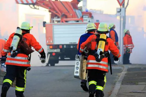 L'aereo si schianta sul parà con la tuta alare. Le fiamme e la caduta: morto anche il pilota