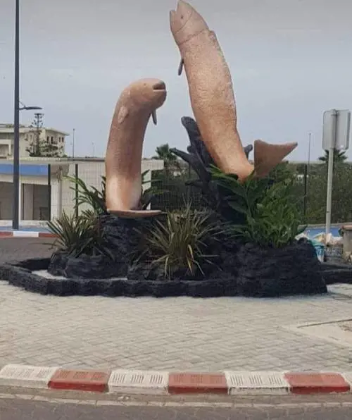Polemiche per le statue di due pesci: "Sono pornografiche"