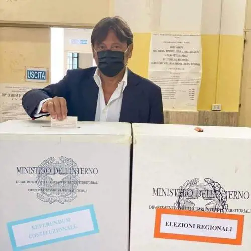La 'gaffe' del dem al voto: infila nell'urna la sua tessera elettorale