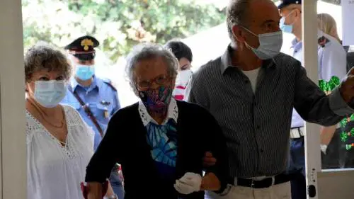 Nonna Lisa al seggio a 109 anni, come nel 1946