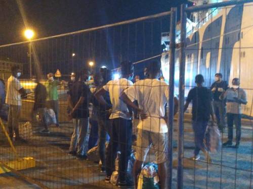 "Scaricati" in porto da nave quarantena, 500 migranti vagano per Agrigento 