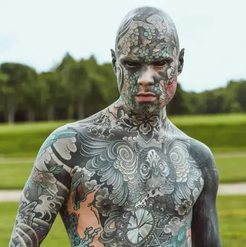 Il maestro troppo tatuato non insegna più all'asilo "Fa paura ai nostri figli"