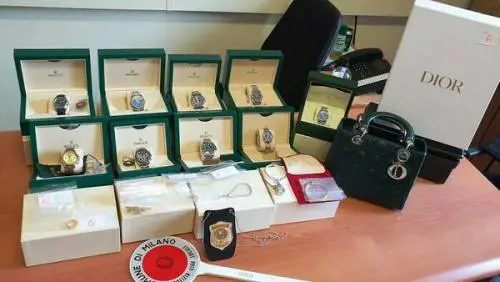 Il 30enne seduce l'anziana facoltosa: tra gioielli e soldi spillati 300mila euro