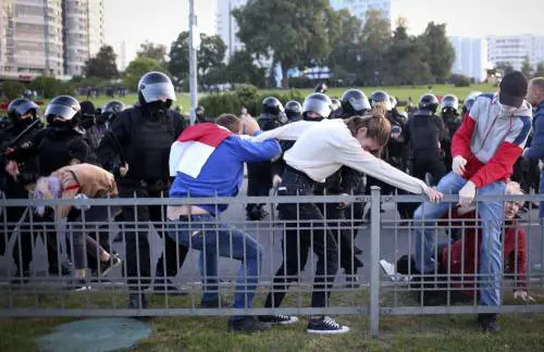 Lukashenko giura in segreto. I manifestanti vanno in piazza