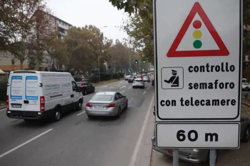 Cellulare col semaforo rosso? Così scatta la "maxi sanzione"