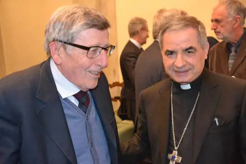 Quei messaggi di Becciu al cardinale Perlasca: "Accrediti alla Marogna"