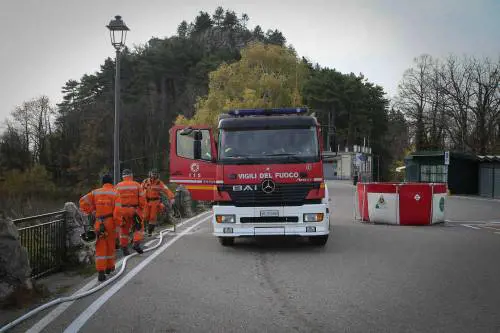 Il vigile del fuoco vuole salvarlo: lui lo picchia