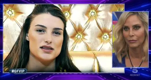 "Ho subito violenza", "Bugiarda": al Gf Vip il branco è contro Franceska Pepe