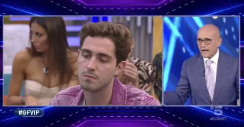 Gf Vip, ironia su Gabriel Garko: Signorini riprende i concorrenti, Zorzi minaccia l'uscita poi chiede scusa