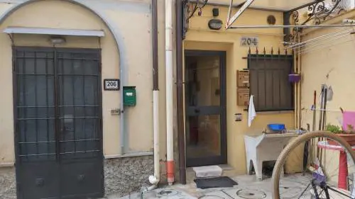Uccide un amico a coltellate e ferisce la compagna