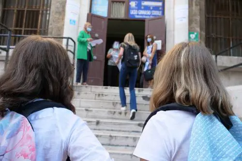 Covid, via libera ai test rapidi nelle scuole