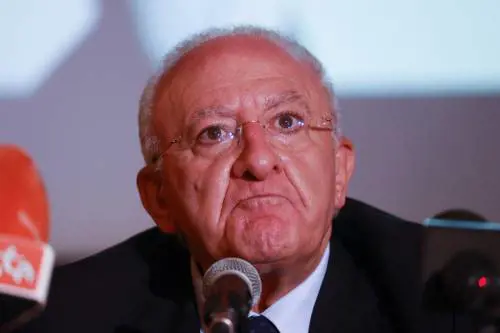 De Luca vieta le feste al chiuso