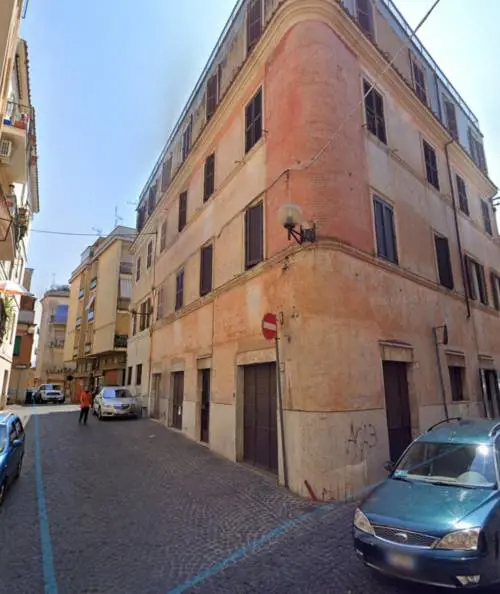 ''Non posso perdere il posto in fila'', anziano muore in strada tra l'indifferenza dei passanti