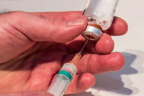 Stop a un altro vaccino. E l'immunità è un rebus
