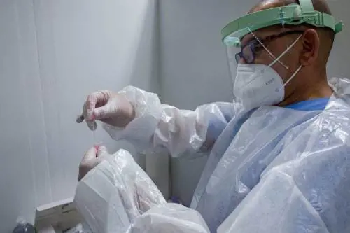 Due senatori M5s sono positivi. La pandemia irrompe a Palazzo