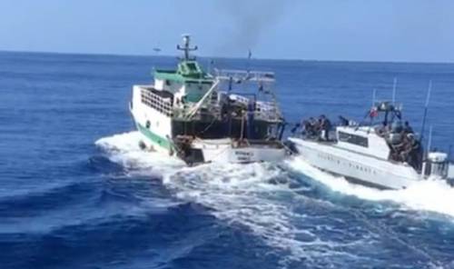 Lampedusa, battaglia navale e spari: peschereccio tunisino sperona la Gdf
