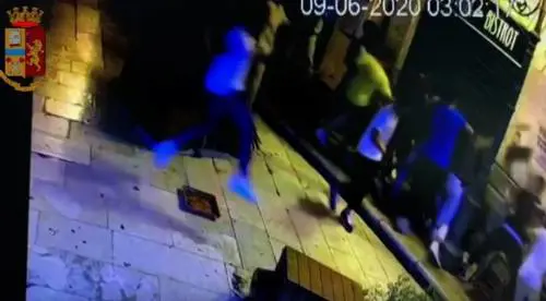 "Gli africani di m...". E giù botte. Folle commando di picchiatori