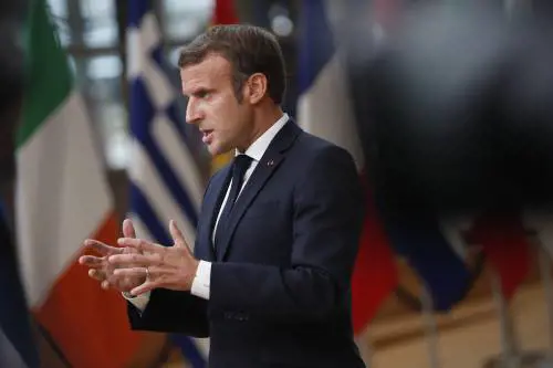 Macron positivo al virus (dopo il summit dell'Ue) Svezia, l'accusa del re