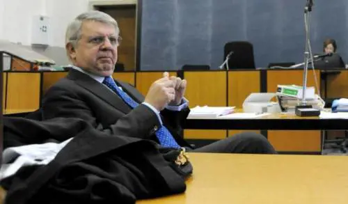 Calci e pugni contro l'ex avvocato di Berlusconi