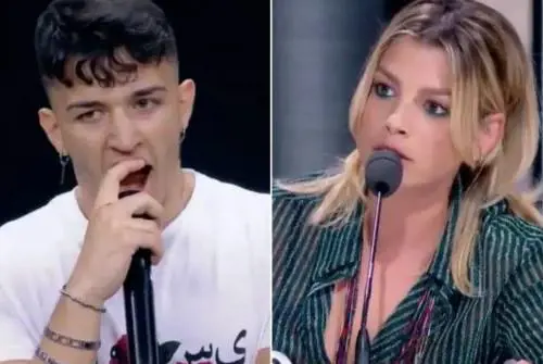 "Che fai, mi sbadigli in faccia...?" ​Per il cantante finisce malissimo