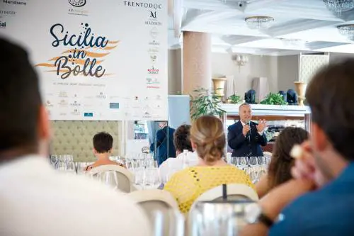 Arancina o arancino? L'importante è berci su uno spumante siciliano!