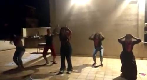 Imbarazzante ballo femminista. Ecco il 'Gioca Jouer' anti-Salvini