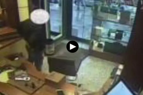 Rapina in gioielleria a Milano, le telecamere di sicurezza riprendono l'arresto
