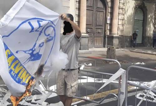 Il gesto choc dei manifestanti: bruciata la bandiera della Lega