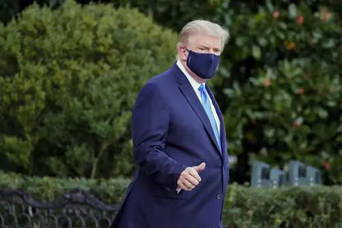 Trump fa infuriare i medici ma è in recupero su Biden
