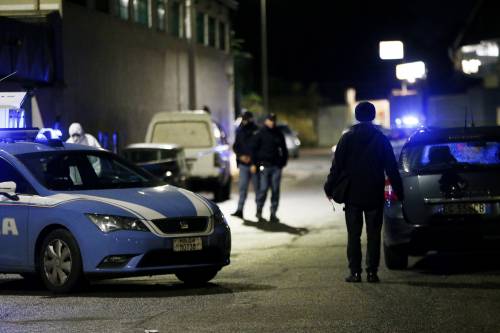 Una notte di fuoco a Napoli Polizia spara: morto un ladro