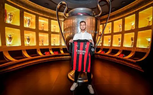 Il Milan si rinforza: arriva Dalot. Chi è il nuovo colpo rossonero