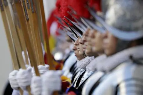 Spunta un dossier in Vaticano: "Se mi mandi tue foto hard..."