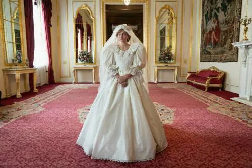 Il mito di Lady Diana rivive con The Crown. Torna la serie tv sui reali inglesi 