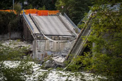 Maltempo, l'accusa di Costa ai sindaci. Salvini: burocrate ottuso, dia una mano