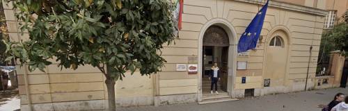Tavoli da bar e sedie mignon: la preside del figlio di Conte non ci sta 