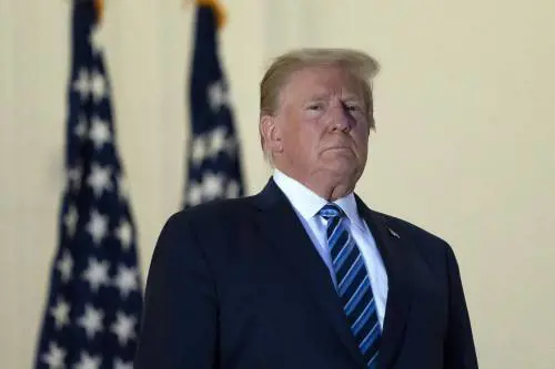 Trump solo contro tutti si sfoga su Twitter. "Biden stupido e pazzo"