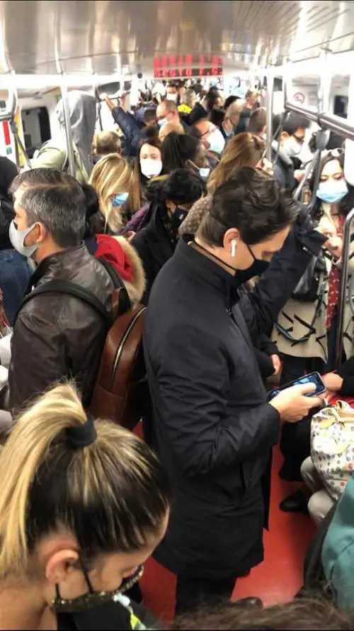 Il sindaco Sala fa la morale ai milanesi ma in metrò ora si viaggia assembrati