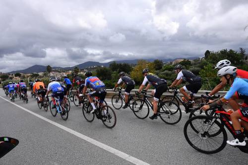 Al Giro del covid e delle cadute ora volano anche le transenne